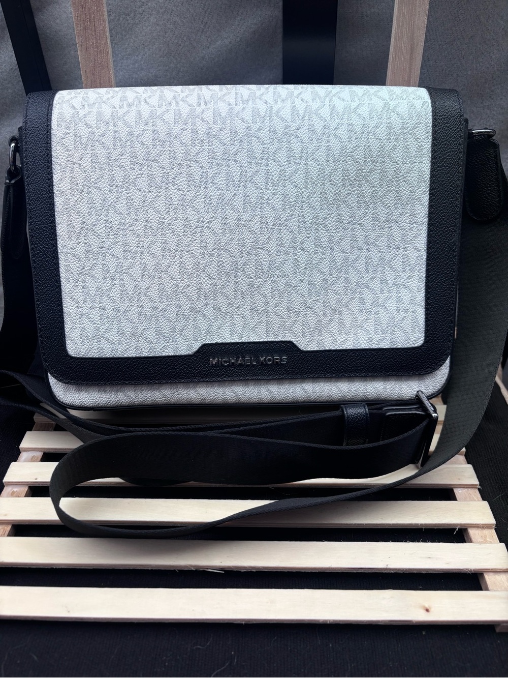 Michael Kors White and Black Signature Unisex Messenger Bag - Picture 6 of 7